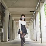 [妖精社]T2102_嫩模苏伟户外黑色短裙下超薄无内黑丝裤袜秀翘臀撩人诱惑写真46P