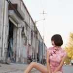 [妖精社]T2103_嫩模唐飞飞户外粉色旗袍半撩露超薄无内肉丝裤袜秀美腿诱惑写真37P